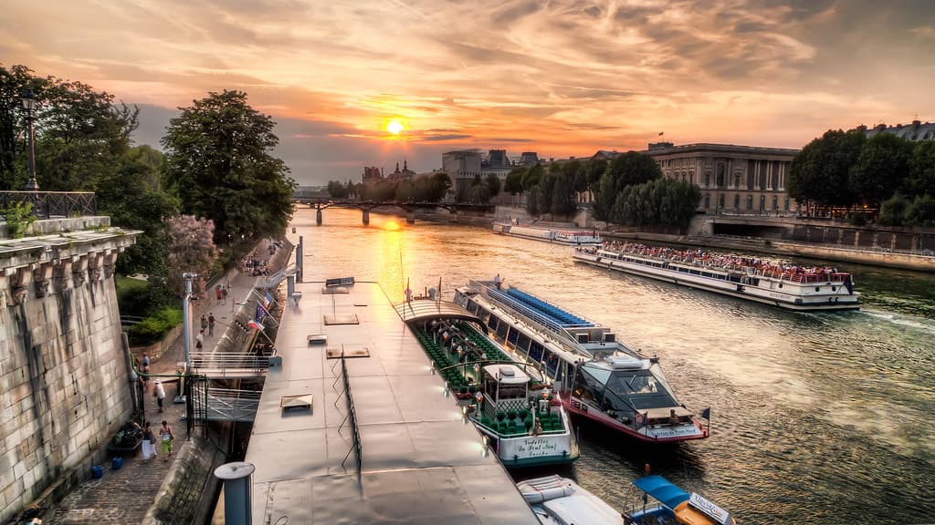 Seine Sunset Cruise with Live Commentary